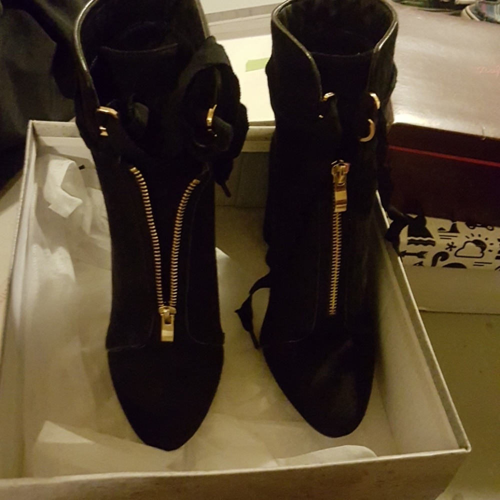 Boots - Picture 3 of 7
